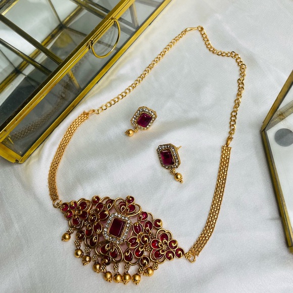 Gleaming Verdant Charm Golden Necklace with Pink Pearl from New York - Picture 4 of 5